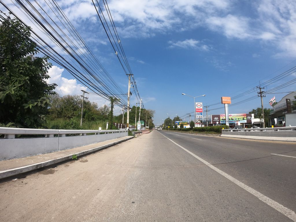 ภาพถนนตรงที่ ชีวา ชาบู ตั้งอยู่ ถ่ายโดย chanuwath_grab พ.ศ. 2562 (2019) · A street-level view of where ชีวา ชาบู · Chiwa Shabu stands, by chanuwath_grab in 2562 (2019)