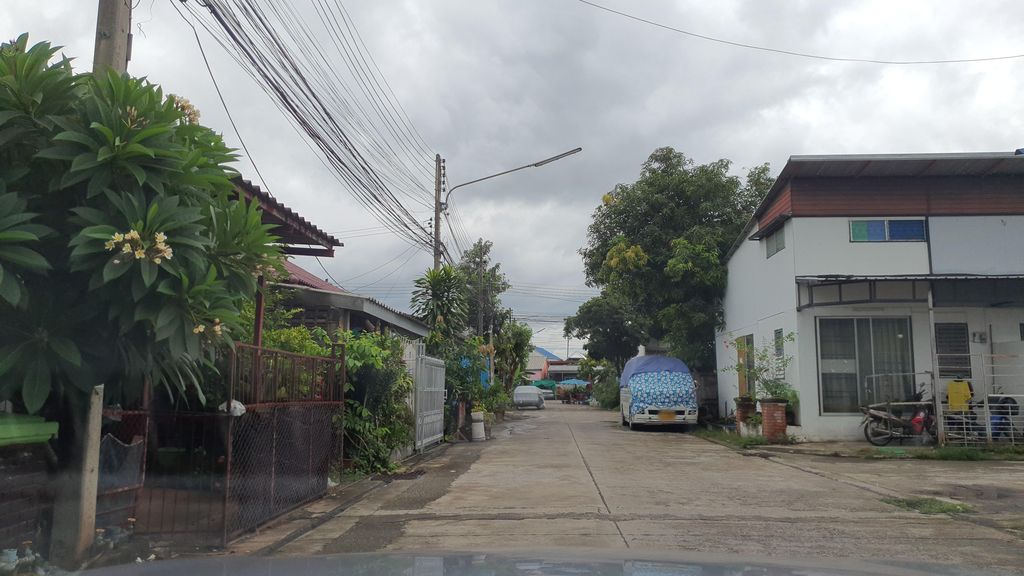 ภาพถนนตรงที่ ร้านเก่ง โมบาย ไอที ตั้งอยู่ ถ่ายโดย jrcarlsen พ.ศ. 2564 (2021) · A street-level view of where ร้านเก่ง โมบาย ไอที · Ran Keng Mobile IT stands, by jrcarlsen in 2564 (2021)