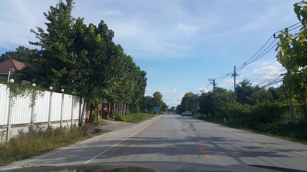 ภาพถนนตรงที่ ดอยสะเก็ดของเก่า ตั้งอยู่ ถ่ายโดย jrcarlsen พ.ศ. 2560 (2017) · A street-level view of where ดอยสะเก็ดของเก่า · Doi Saket Khongkao stands, by jrcarlsen in 2560 (2017)