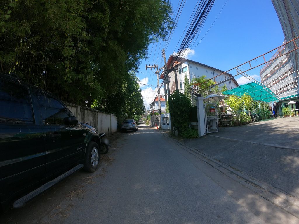 ภาพถนนตรงที่ Baan Lucksana ตั้งอยู่ ถ่ายโดย chanuwath_grab พ.ศ. 2562 (2019) · A street-level view of where Baan Lucksana stands, by chanuwath_grab in 2562 (2019)