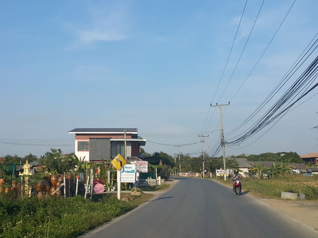 ภาพถนนตรงที่ โรงพยาบาลหมาจ๋าแมวจ๋า (majamaewja animal hospital) ตั้งอยู่ ถ่ายโดย jrcarlsen พ.ศ. 2559 (2016) · A street-level view of where โรงพยาบาลหมาจ๋าแมวจ๋า (majamaewja animal hospital) stands, by jrcarlsen in 2559 (2016)
