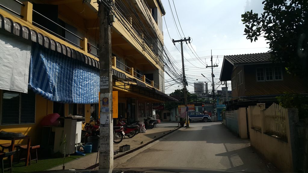 ภาพถนนตรงที่ บีแอนด์บีเพลส ตั้งอยู่ ถ่ายโดย jrcarlsen พ.ศ. 2559 (2016) · A street-level view of where บีแอนด์บีเพลส · B & B Place stands, by jrcarlsen in 2559 (2016)