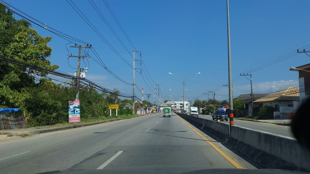 ภาพถนนตรงที่ ต้อย การซัก ตั้งอยู่ ถ่ายโดย jrcarlsen พ.ศ. 2562 (2019) · A street-level view of where ต้อย การซัก · Toi Kansak stands, by jrcarlsen in 2562 (2019)
