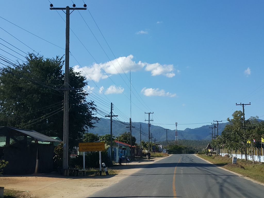 ภาพถนนตรงที่ บ้านสวนฟาร์มรีสอร์ท ตั้งอยู่ ถ่ายโดย jrcarlsen พ.ศ. 2558 (2015) · A street-level view of where บ้านสวนฟาร์มรีสอร์ท · Ban Suan Farm Resort stands, by jrcarlsen in 2558 (2015)