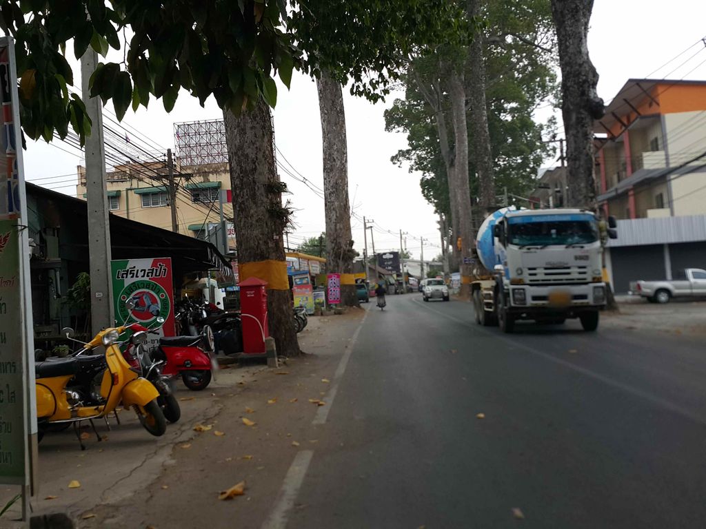 ภาพถนนตรงที่ Almonycoffee ตั้งอยู่ ถ่ายโดย jrcarlsen พ.ศ. 2558 (2015) · A street-level view of where Almonycoffee stands, by jrcarlsen in 2558 (2015)