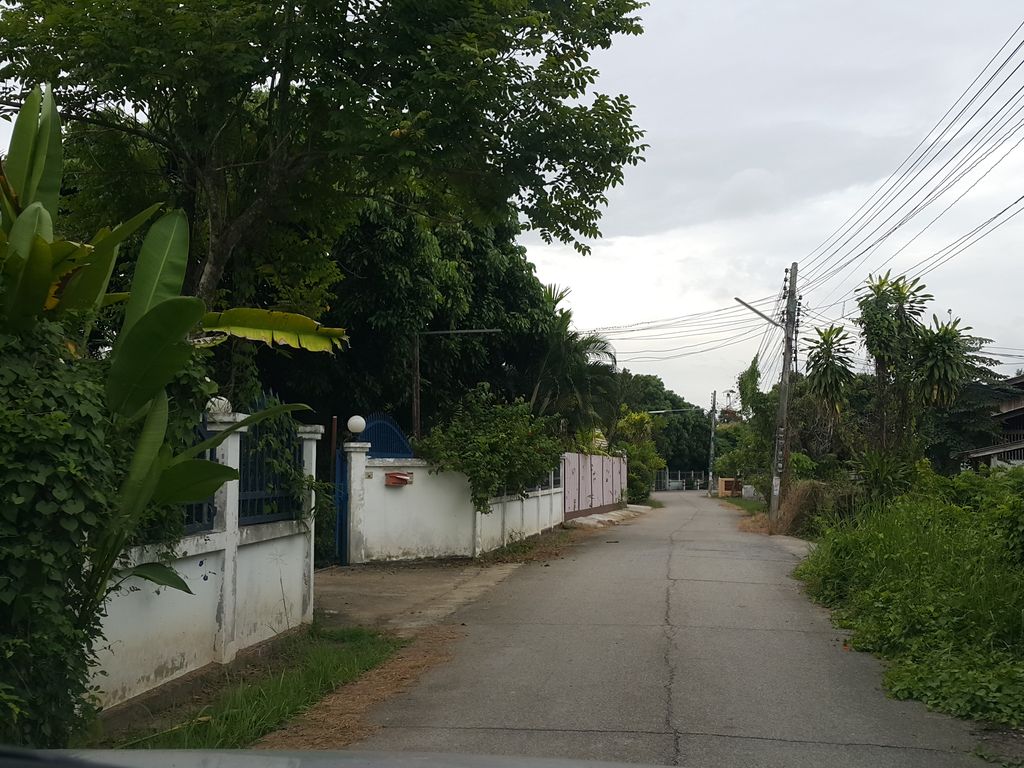 ภาพถนนตรงที่ Suwanwarat Home Health Care ตั้งอยู่ ถ่ายโดย jrcarlsen พ.ศ. 2558 (2015) · A street-level view of where Suwanwarat Home Health Care stands, by jrcarlsen in 2558 (2015)