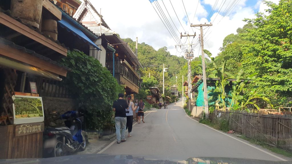 ภาพถนนตรงที่ ร้านเปิ้นฮักตั๋วเน้อ ตั้งอยู่ ถ่ายโดย jrcarlsen พ.ศ. 2564 (2021) · A street-level view of where ร้านเปิ้นฮักตั๋วเน้อ · Ran Poenhaktua Noe stands, by jrcarlsen in 2564 (2021)