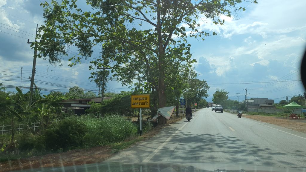 ภาพถนนตรงที่ เล่าจ๋า แอท แม่แตง ตั้งอยู่ ถ่ายโดย jrcarlsen พ.ศ. 2564 (2021) · A street-level view of where เล่าจ๋า แอท แม่แตง · Laocha At Mae Taeng stands, by jrcarlsen in 2564 (2021)