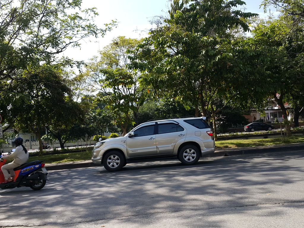 ภาพถนนตรงที่ Matchi Matchi ตั้งอยู่ ถ่ายโดย jrcarlsen พ.ศ. 2558 (2015) · A street-level view of where Matchi Matchi stands, by jrcarlsen in 2558 (2015)