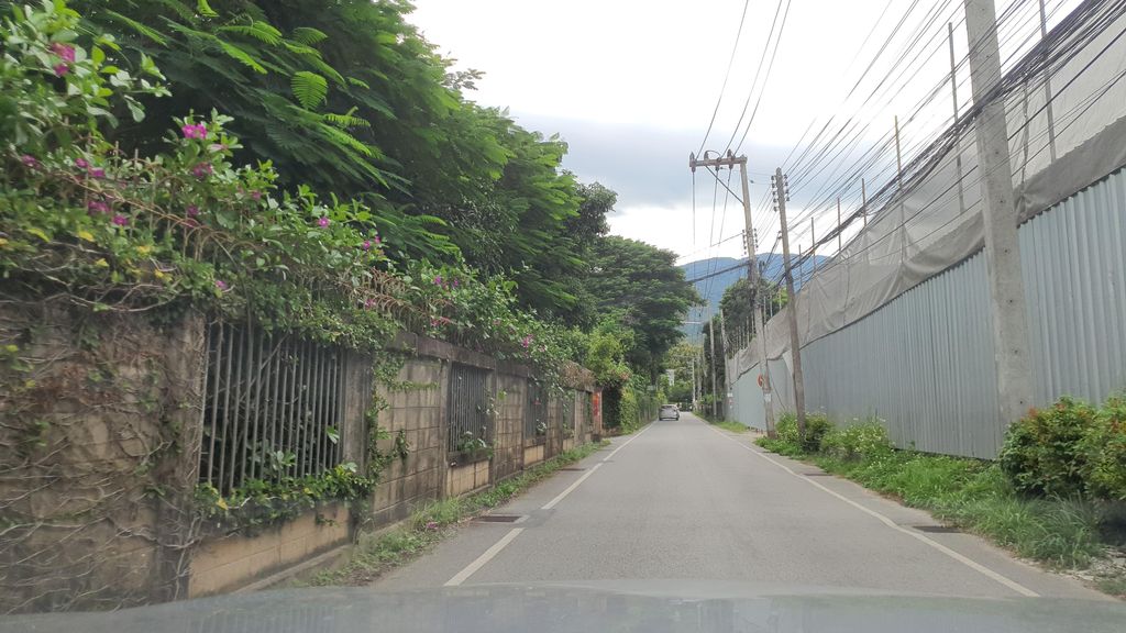 ภาพถนนตรงที่ AI OON massage Lanna ตั้งอยู่ ถ่ายโดย jrcarlsen พ.ศ. 2564 (2021) · A street-level view of where AI OON massage Lanna stands, by jrcarlsen in 2564 (2021)