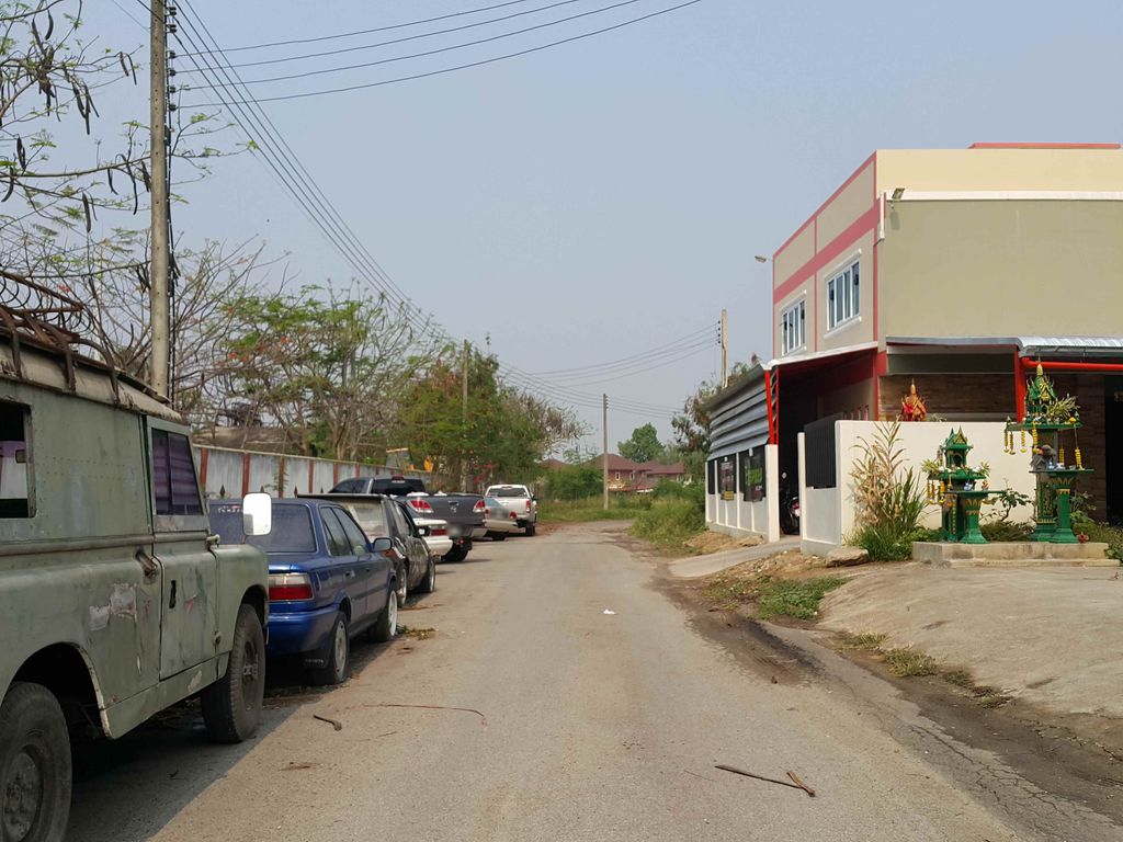 ภาพถนนตรงที่ JC2 Sport ตั้งอยู่ ถ่ายโดย jrcarlsen พ.ศ. 2558 (2015) · A street-level view of where JC2 Sport stands, by jrcarlsen in 2558 (2015)