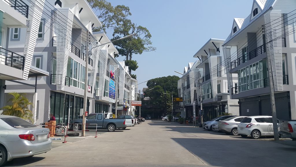 ภาพถนนตรงที่ 999 Developments ตั้งอยู่ ถ่ายโดย jrcarlsen พ.ศ. 2560 (2017) · A street-level view of where 999 Developments stands, by jrcarlsen in 2560 (2017)