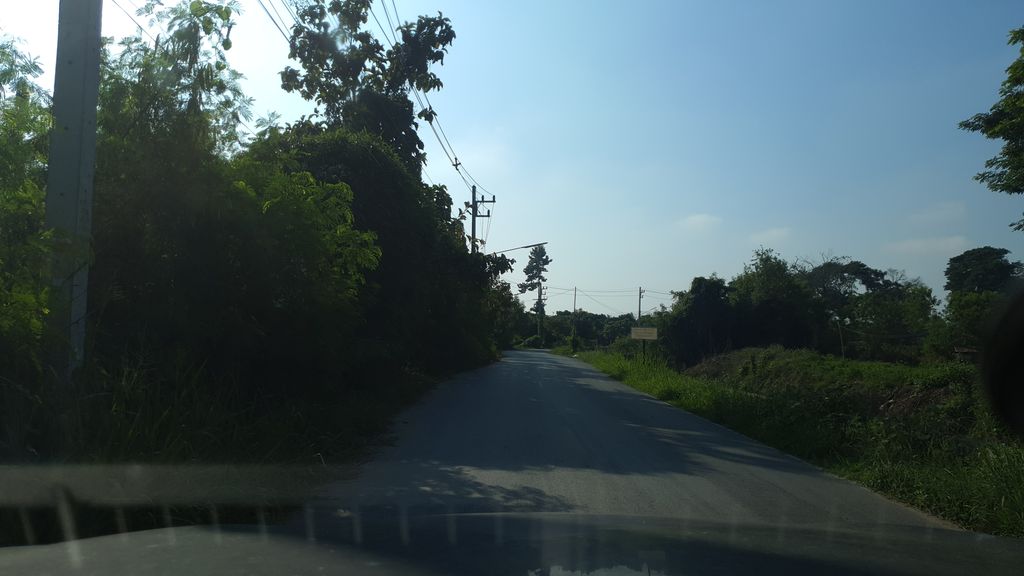 ภาพถนนตรงที่ อนุกุลคอนกรีต ตั้งอยู่ ถ่ายโดย jrcarlsen พ.ศ. 2562 (2019) · A street-level view of where อนุกุลคอนกรีต · Anu Kun Concrete stands, by jrcarlsen in 2562 (2019)