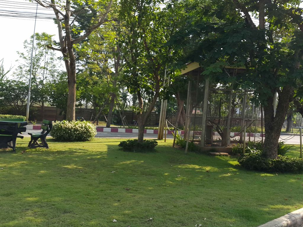 ภาพถนนตรงที่ สำนักงานอิสลามจังหวัดเชียงใหม่ ตั้งอยู่ ถ่ายโดย jrcarlsen พ.ศ. 2558 (2015) · A street-level view of where สำนักงานอิสลามจังหวัดเชียงใหม่ · Samnakngan Islamic Changwat Chiang Mai stands, by jrcarlsen in 2558 (2015)