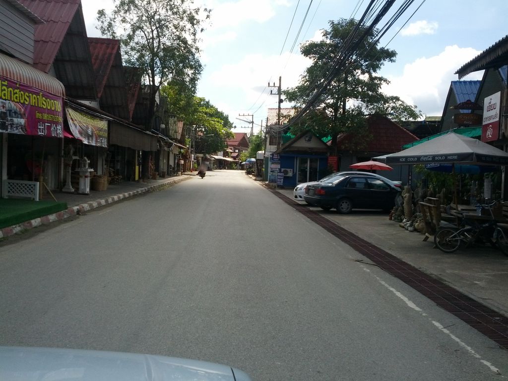 ภาพถนนตรงที่ Fresh Me น้ำผลไม้สกัดเย็น100% ตั้งอยู่ ถ่ายโดย jrcarlsen พ.ศ. 2557 (2014) · A street-level view of where Fresh Me น้ำผลไม้สกัดเย็น100% stands, by jrcarlsen in 2557 (2014)