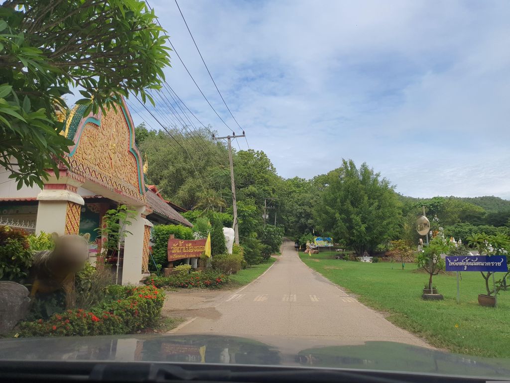 ภาพถนนตรงที่ วัดถ้ำเมืองออน ตั้งอยู่ ถ่ายโดย jrcarlsen พ.ศ. 2566 (2023) · A street-level view of where วัดถ้ำเมืองออน · Wat Tham Mueang On stands, by jrcarlsen in 2566 (2023)