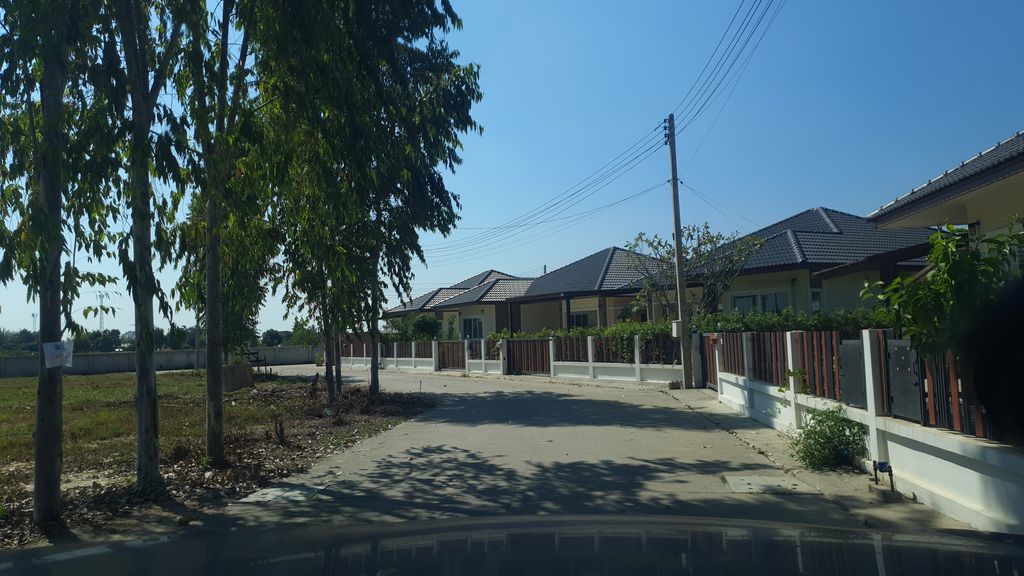 ภาพถนนตรงที่ บ้านชนกปาร์ค ท่ารั้ว ตั้งอยู่ ถ่ายโดย jrcarlsen พ.ศ. 2562 (2019) · A street-level view of where บ้านชนกปาร์ค ท่ารั้ว · Ban Chanokpak Tha Rua stands, by jrcarlsen in 2562 (2019)