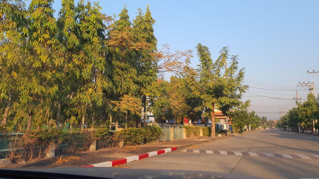 ภาพถนนตรงที่ บ้านครูเล็ก 3 ตั้งอยู่ ถ่ายโดย jrcarlsen พ.ศ. 2566 (2023) · A street-level view of where บ้านครูเล็ก 3 · Ban Khru Lek 3 stands, by jrcarlsen in 2566 (2023)