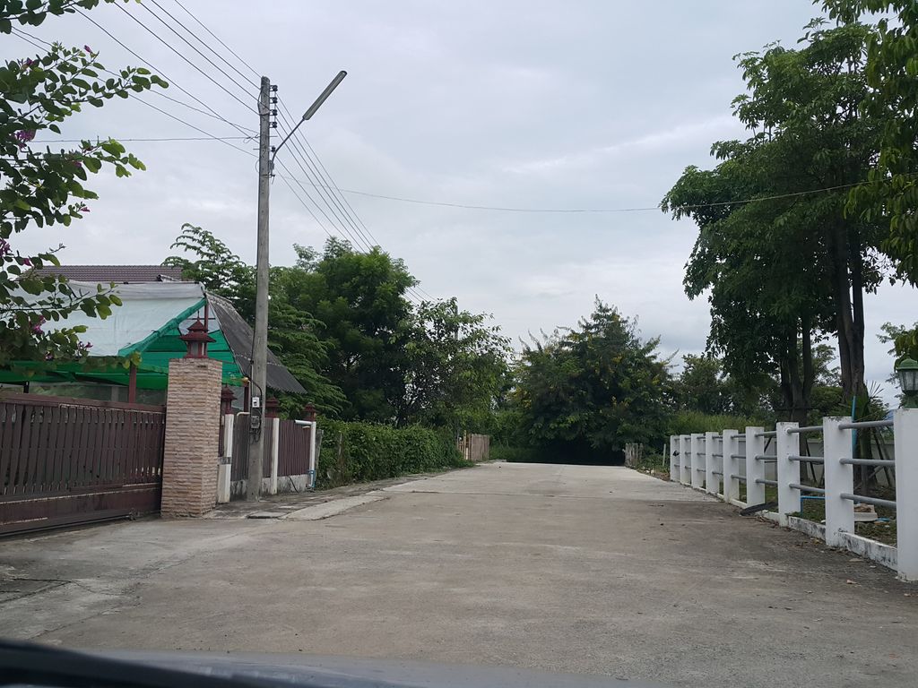 ภาพถนนตรงที่ เก๊าปีบ คาเฟ่ ตั้งอยู่ ถ่ายโดย jrcarlsen พ.ศ. 2558 (2015) · A street-level view of where เก๊าปีบ คาเฟ่ · Kaopip Café stands, by jrcarlsen in 2558 (2015)