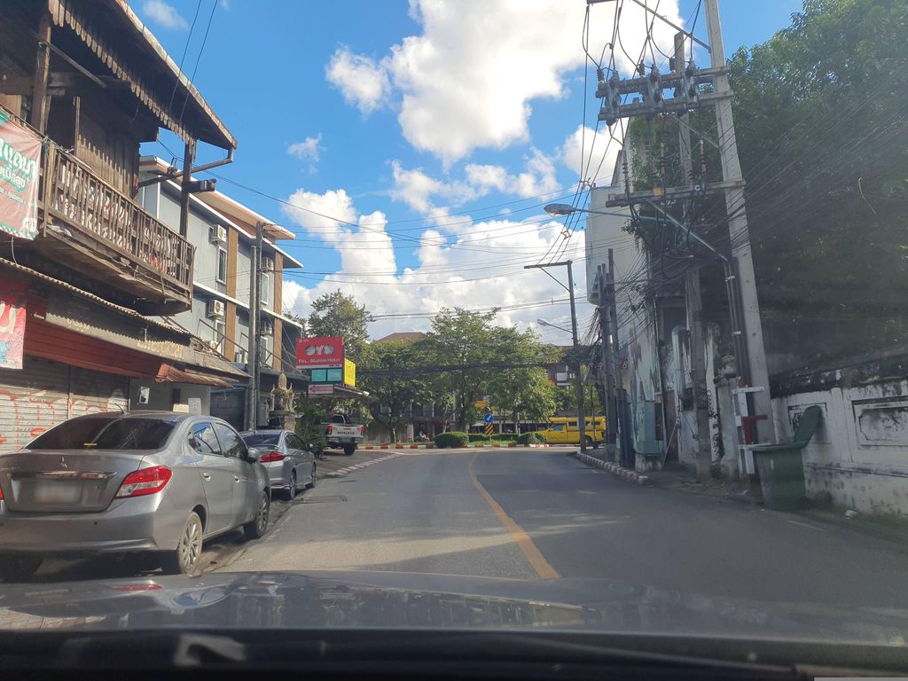 ภาพถนนตรงที่ ส้มตำยำหมิว - Mewfeelalive ตั้งอยู่ ถ่ายโดย jrcarlsen พ.ศ. 2566 (2023) · A street-level view of where ส้มตำยำหมิว - Mewfeelalive stands, by jrcarlsen in 2566 (2023)