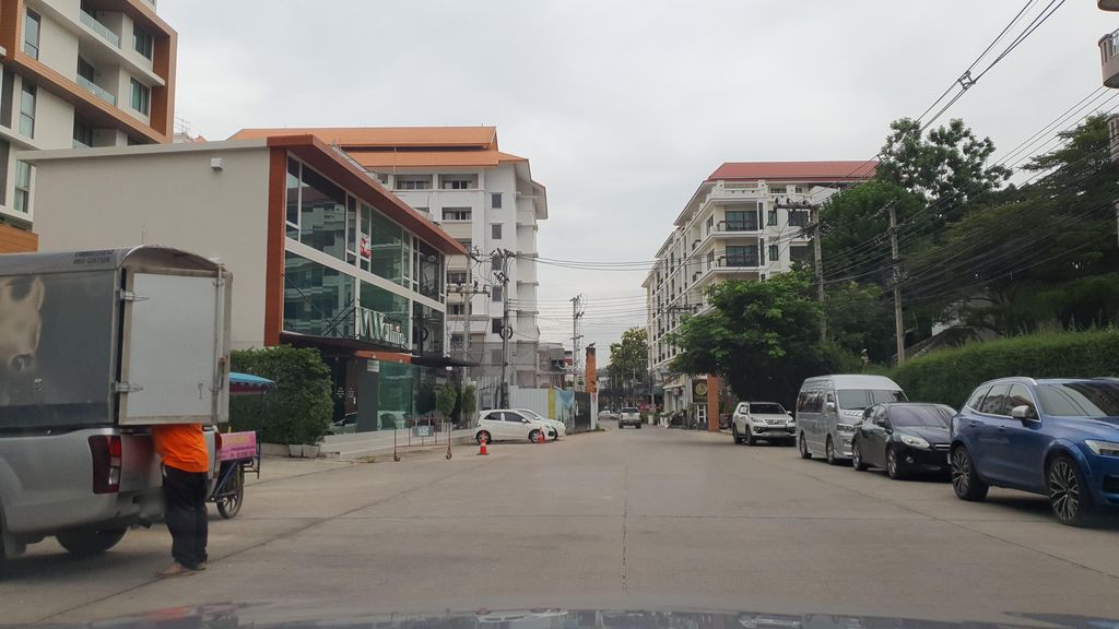 ภาพถนนตรงที่ Roaster Chiangmai ตั้งอยู่ ถ่ายโดย jrcarlsen พ.ศ. 2564 (2021) · A street-level view of where Roaster Chiangmai stands, by jrcarlsen in 2564 (2021)
