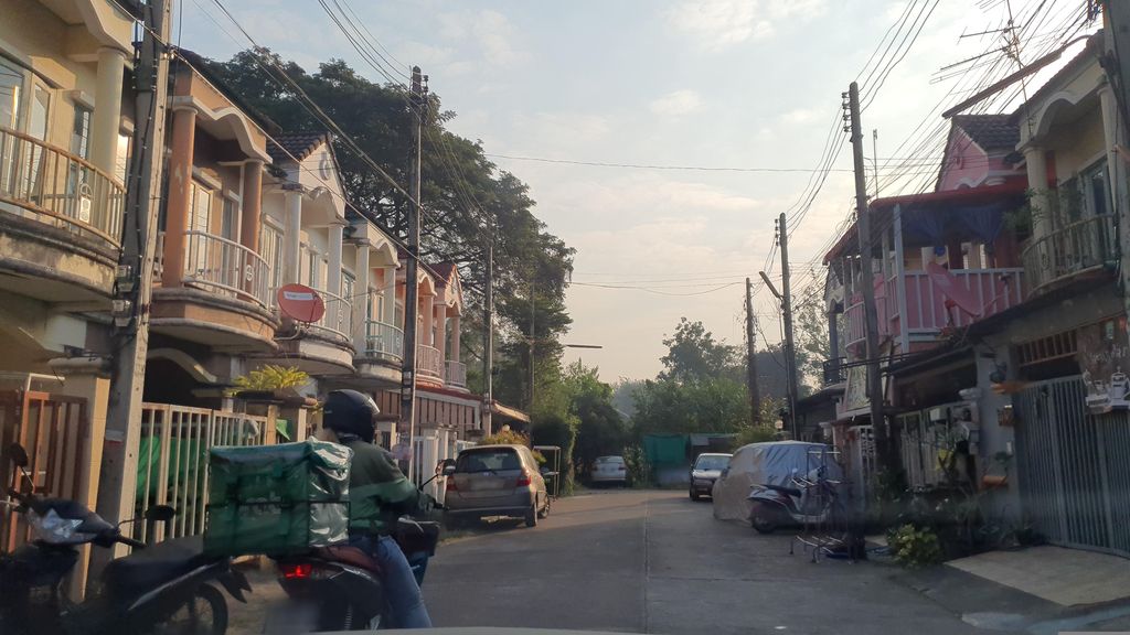 ภาพถนนตรงที่ ร้านแม่โจ้ 55 แอร์ทิคเก็ต ตั้งอยู่ ถ่ายโดย jrcarlsen พ.ศ. 2566 (2023) · A street-level view of where ร้านแม่โจ้ 55 แอร์ทิคเก็ต · Ran Mae Jo 55 Aethikket stands, by jrcarlsen in 2566 (2023)