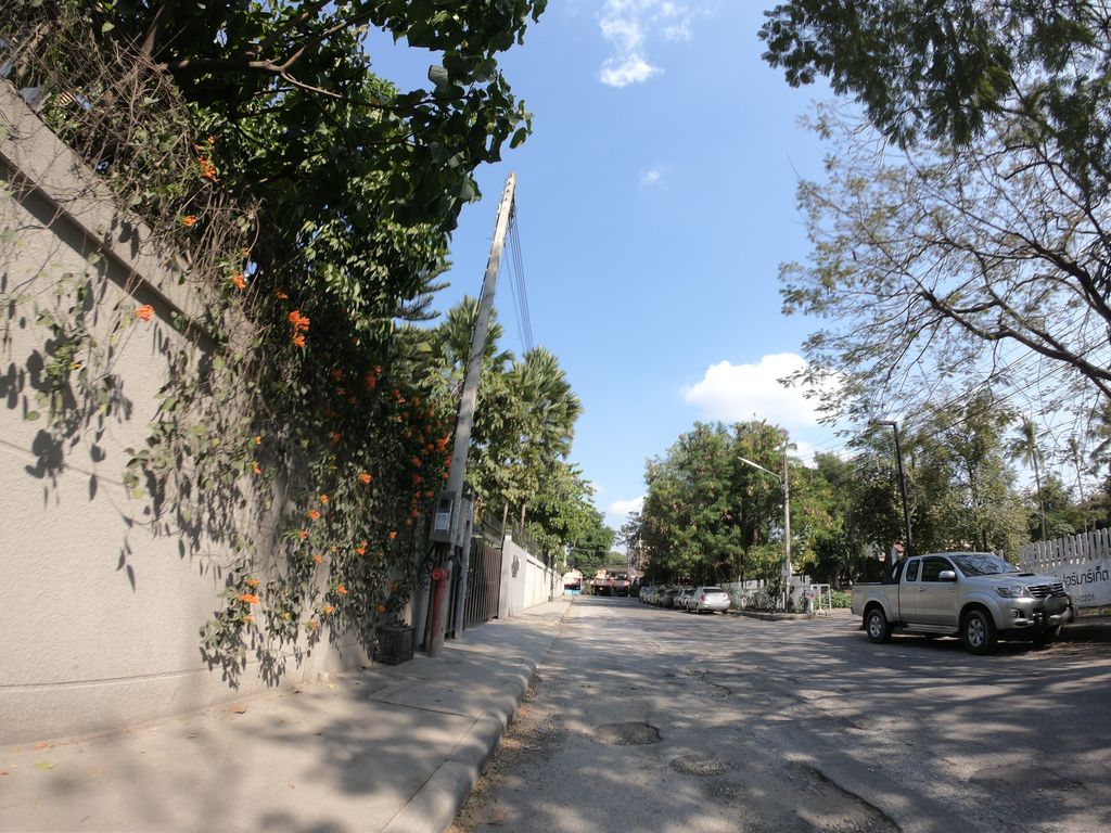 ภาพถนนตรงที่ Getthawha5 ริมปิง นวดไทย ตั้งอยู่ ถ่ายโดย chanuwath_grab พ.ศ. 2562 (2019) · A street-level view of where Getthawha5 ริมปิง นวดไทย stands, by chanuwath_grab in 2562 (2019)