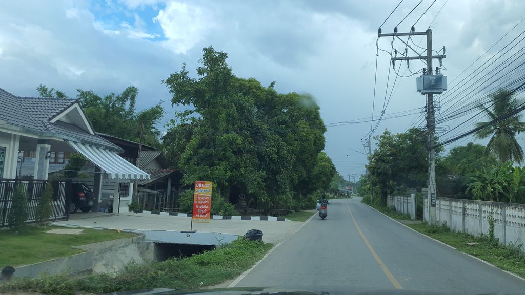 ภาพถนนตรงที่ อู่.ไพรัช ยนต์ ตั้งอยู่ ถ่ายโดย jrcarlsen พ.ศ. 2564 (2021) · A street-level view of where อู่.ไพรัช ยนต์ · U.phraicha Yon stands, by jrcarlsen in 2564 (2021)