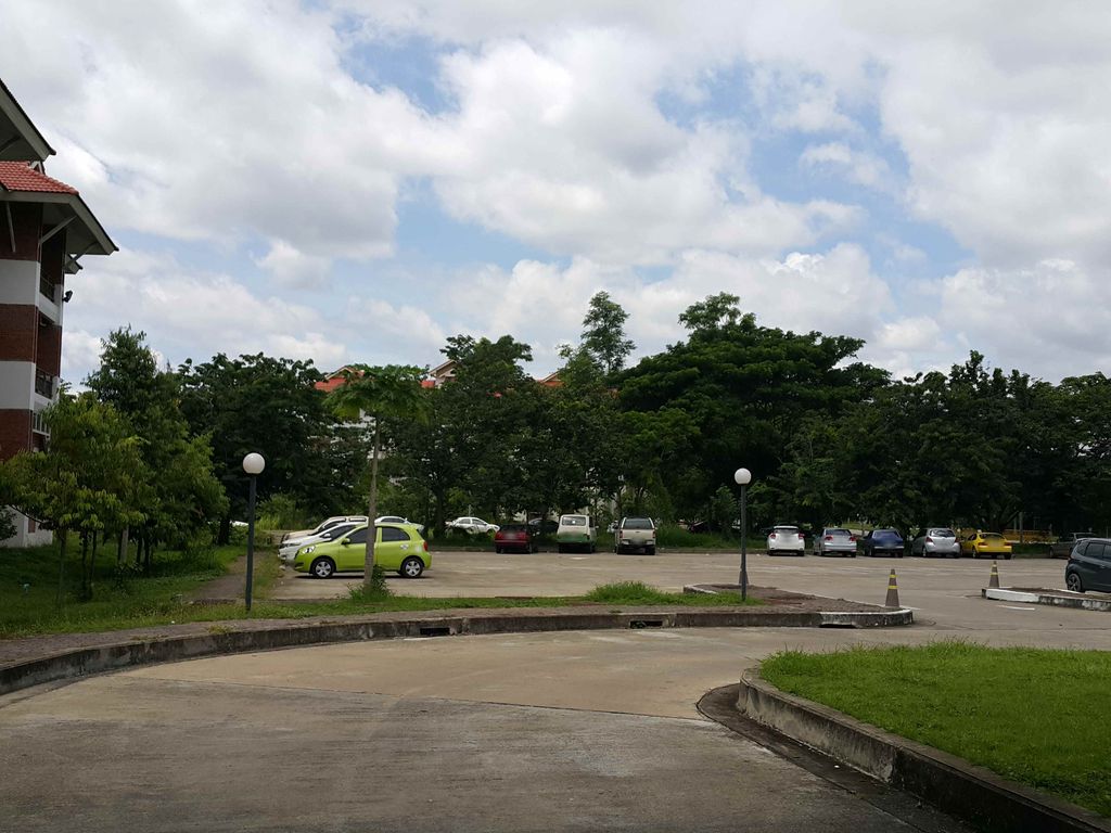 ภาพถนนตรงที่ บ้านพักนานาชาติ ภราดรภาพ  Paradornparp International House ตั้งอยู่ ถ่ายโดย jrcarlsen พ.ศ. 2558 (2015) · A street-level view of where บ้านพักนานาชาติ ภราดรภาพ  Paradornparp International House stands, by jrcarlsen in 2558 (2015)