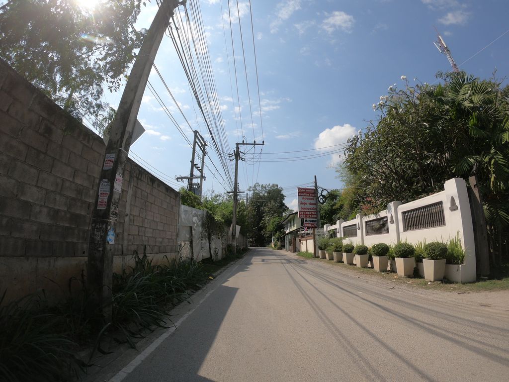 ภาพถนนตรงที่ Dthongdang ตั้งอยู่ ถ่ายโดย chanuwath_grab พ.ศ. 2562 (2019) · A street-level view of where Dthongdang stands, by chanuwath_grab in 2562 (2019)