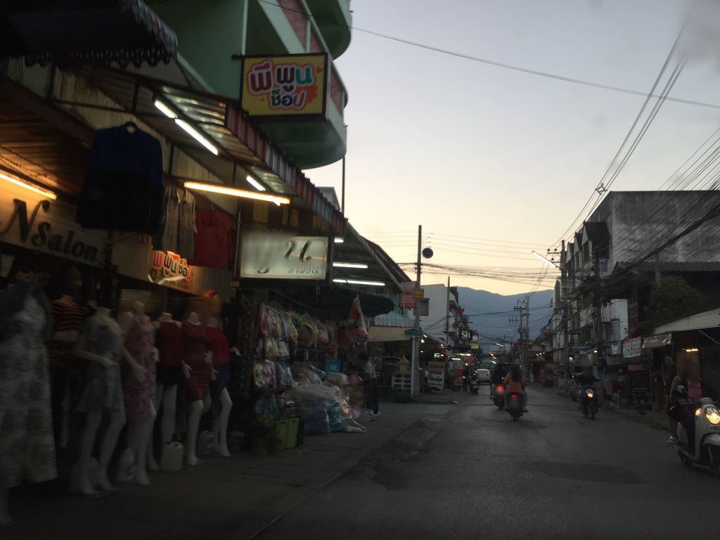 ภาพถนนตรงที่ Grape Ride Rental CNX ร้านเช่ามอเตอร์ไซค์เชียงใหม่ ตั้งอยู่ ถ่ายโดย kyoko พ.ศ. 2561 (2018) · A street-level view of where Grape Ride Rental CNX ร้านเช่ามอเตอร์ไซค์เชียงใหม่ stands, by kyoko in 2561 (2018)