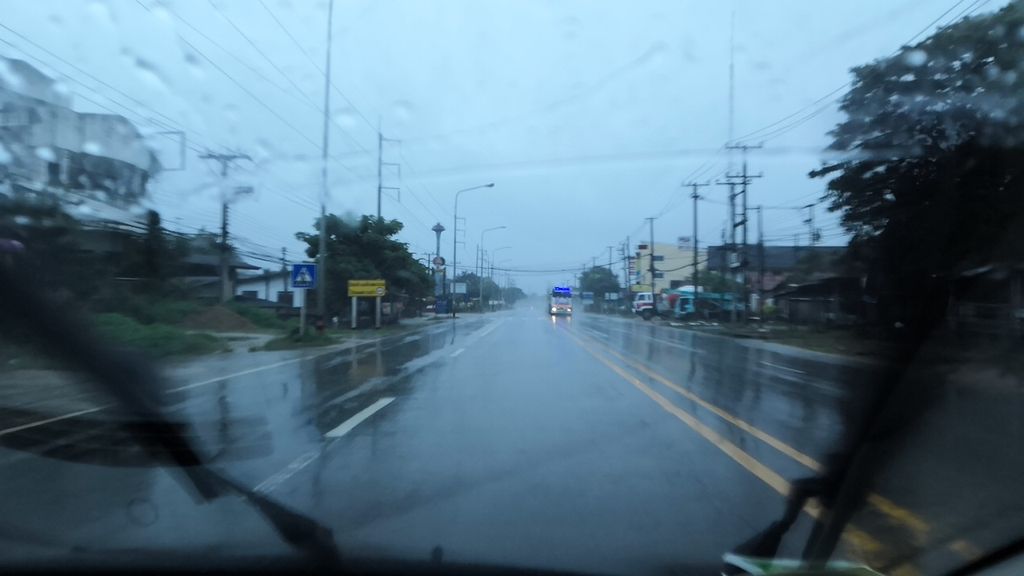 ภาพถนนตรงที่ แดงมอเตอร์ ตั้งอยู่ ถ่ายโดย charlesano พ.ศ. 2561 (2018) · A street-level view of where แดงมอเตอร์ · Daengmotoe stands, by charlesano in 2561 (2018)