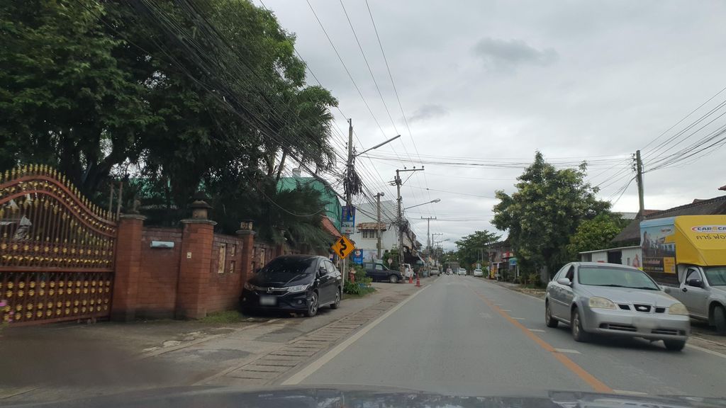 ภาพถนนตรงที่ ร้านยาเฮลท์ตี้ ไลฟ์ หนองตอง ตั้งอยู่ ถ่ายโดย jrcarlsen พ.ศ. 2564 (2021) · A street-level view of where ร้านยาเฮลท์ตี้ ไลฟ์ หนองตอง · Healthy Life Nong Tong Pharmacy stands, by jrcarlsen in 2564 (2021)
