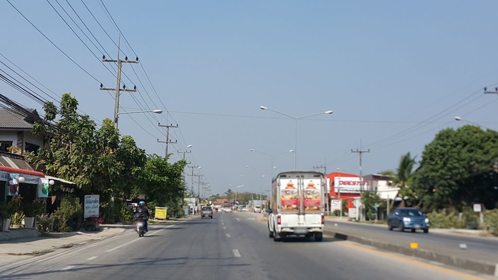 ภาพถนนตรงที่ ร้านลาบยโส ตั้งอยู่ ถ่ายโดย jrcarlsen พ.ศ. 2558 (2015) · A street-level view of where ร้านลาบยโส · Ran Lapyaso stands, by jrcarlsen in 2558 (2015)