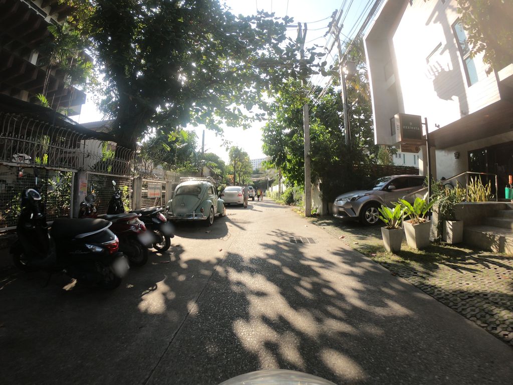 ภาพถนนตรงที่ z'cafe ตั้งอยู่ ถ่ายโดย chanuwath_grab พ.ศ. 2562 (2019) · A street-level view of where z'cafe stands, by chanuwath_grab in 2562 (2019)