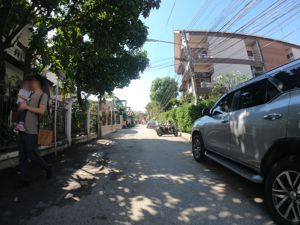 ภาพถนนตรงที่ สวนสาธารณะหนองบวกหาด ตั้งอยู่ ถ่ายโดย chanuwath_grab พ.ศ. 2562 (2019) · A street-level view of where สวนสาธารณะหนองบวกหาด · Nong Buak Hat Public park stands, by chanuwath_grab in 2562 (2019)