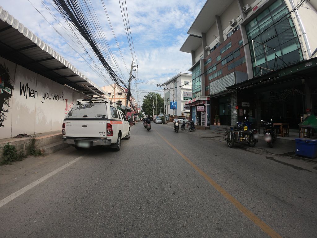 ภาพถนนตรงที่ Your Tea ตั้งอยู่ ถ่ายโดย chanuwath_grab พ.ศ. 2562 (2019) · A street-level view of where Your Tea stands, by chanuwath_grab in 2562 (2019)