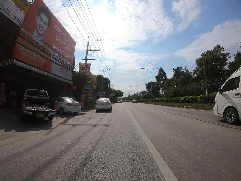 ภาพถนนตรงที่ ยามาฮ่าเชียงใหม่ แสงชัย-โชตนา ตั้งอยู่ ถ่ายโดย chanuwath_grab พ.ศ. 2562 (2019) · A street-level view of where ยามาฮ่าเชียงใหม่ แสงชัย-โชตนา · Yamaha Chiang Mai Saeng Chai-chotna stands, by chanuwath_grab in 2562 (2019)