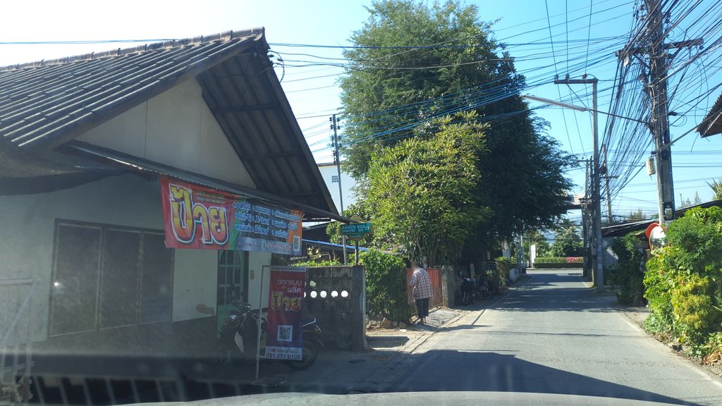 ภาพถนนตรงที่ เสือกบาร์ ตั้งอยู่ ถ่ายโดย jrcarlsen พ.ศ. 2562 (2019) · A street-level view of where เสือกบาร์ · Sueakba stands, by jrcarlsen in 2562 (2019)