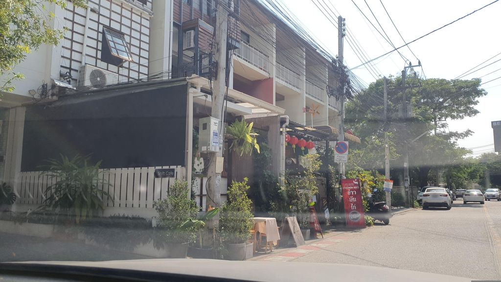 ภาพถนนตรงที่ Two Gals and the Pig Boutique Hostel ตั้งอยู่ ถ่ายโดย jrcarlsen พ.ศ. 2566 (2023) · A street-level view of where Two Gals and the Pig Boutique Hostel stands, by jrcarlsen in 2566 (2023)