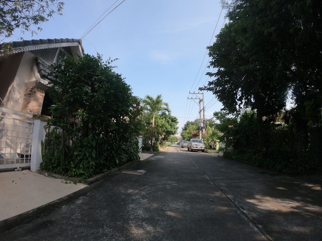 ภาพถนนตรงที่ Time Capsule Board game studio ตั้งอยู่ ถ่ายโดย chanuwath_grab พ.ศ. 2562 (2019) · A street-level view of where Time Capsule Board game studio stands, by chanuwath_grab in 2562 (2019)