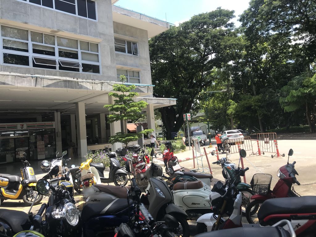 ภาพถนนตรงที่ คณะรัฐศาสตร์และรัฐประศาสนศาสตร์ (Faculty of Political Science and Public Administration) ตั้งอยู่ ถ่ายโดย scramhorn พ.ศ. 2565 (2022) · A street-level view of where คณะรัฐศาสตร์และรัฐประศาสนศาสตร์ (Faculty of Political Science and Public Administration) stands, by scramhorn in 2565 (2022)