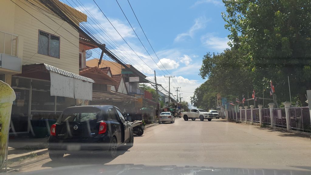 ภาพถนนตรงที่ ทีซีซี อพารต์เม้นท์ ตั้งอยู่ ถ่ายโดย jrcarlsen พ.ศ. 2564 (2021) · A street-level view of where ทีซีซี อพารต์เม้นท์ · Thisisi Aphanmen stands, by jrcarlsen in 2564 (2021)