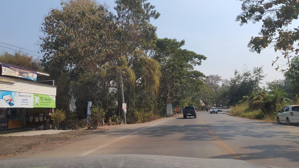 ภาพถนนตรงที่ Boon Mobile ตั้งอยู่ ถ่ายโดย jrcarlsen พ.ศ. 2566 (2023) · A street-level view of where Boon Mobile stands, by jrcarlsen in 2566 (2023)