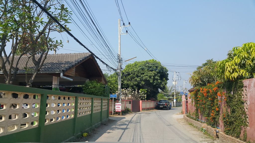 ภาพถนนตรงที่ Under the old place ตั้งอยู่ ถ่ายโดย jrcarlsen พ.ศ. 2560 (2017) · A street-level view of where Under the old place stands, by jrcarlsen in 2560 (2017)