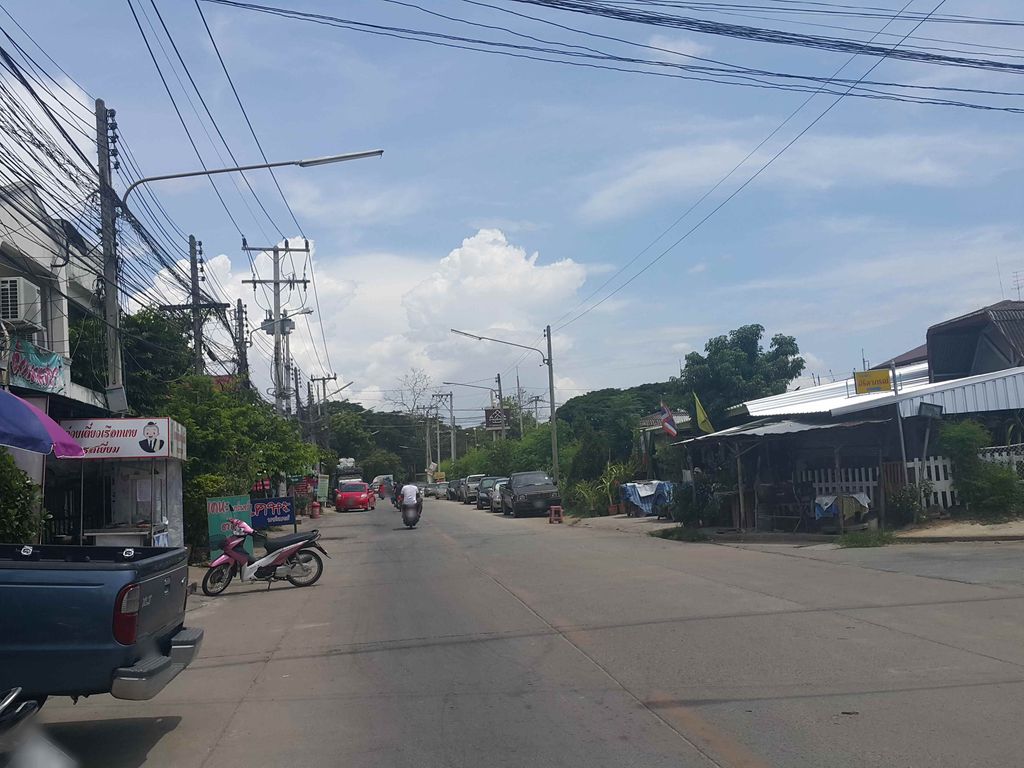 ภาพถนนตรงที่ เตี๋ยวนาวิน ตั้งอยู่ ถ่ายโดย jrcarlsen พ.ศ. 2558 (2015) · A street-level view of where เตี๋ยวนาวิน · Tiaonaona stands, by jrcarlsen in 2558 (2015)