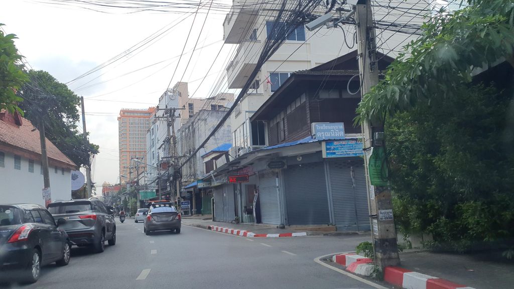 ภาพถนนตรงที่ Sam & Co. Tailor ตั้งอยู่ ถ่ายโดย jrcarlsen พ.ศ. 2565 (2022) · A street-level view of where Sam & Co. Tailor stands, by jrcarlsen in 2565 (2022)