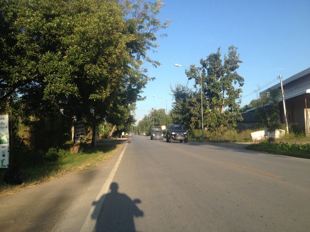 ภาพถนนตรงที่ ป้าเบ็ญยำปากบึน ตั้งอยู่ ถ่ายโดย jimwatana พ.ศ. 2558 (2015) · A street-level view of where ป้าเบ็ญยำปากบึน · Pa Benyam Pakbuen stands, by jimwatana in 2558 (2015)