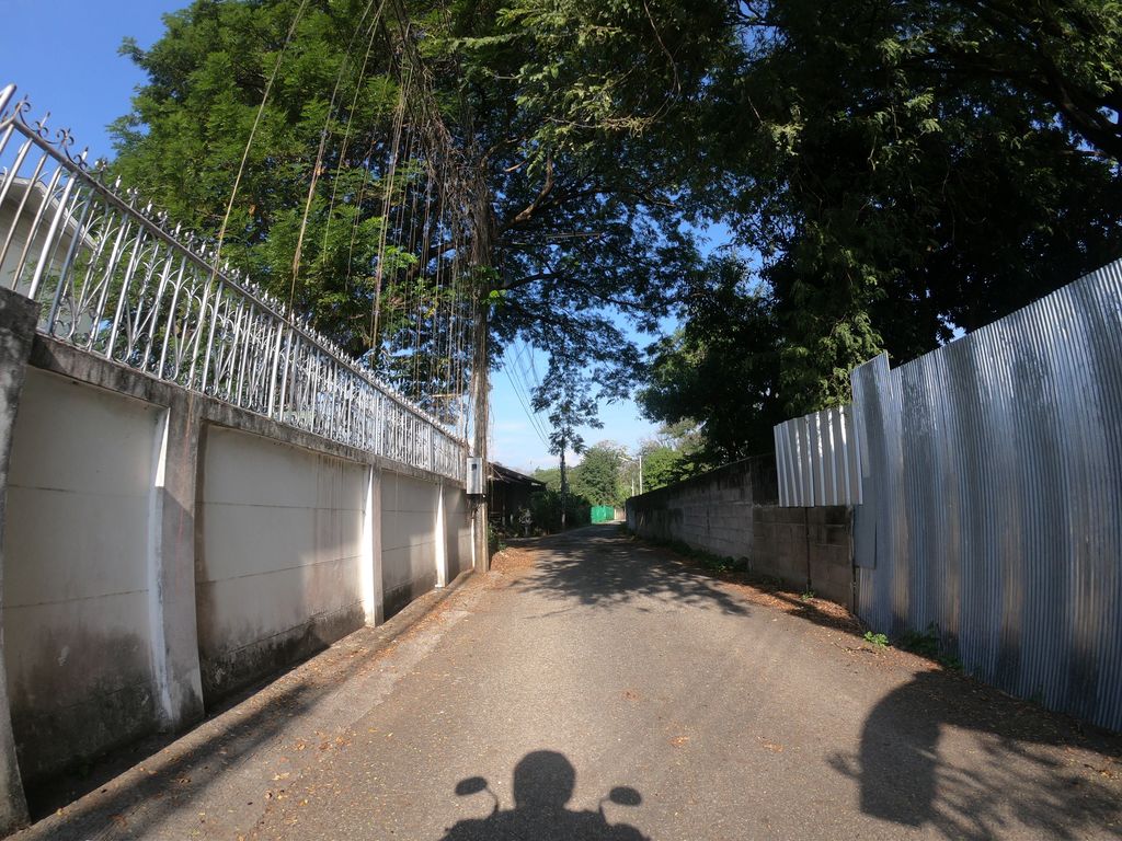 ภาพถนนตรงที่ หอพัก อรุณี ตั้งอยู่ ถ่ายโดย chanuwath_grab พ.ศ. 2562 (2019) · A street-level view of where หอพัก อรุณี · Aruni Dormitory stands, by chanuwath_grab in 2562 (2019)
