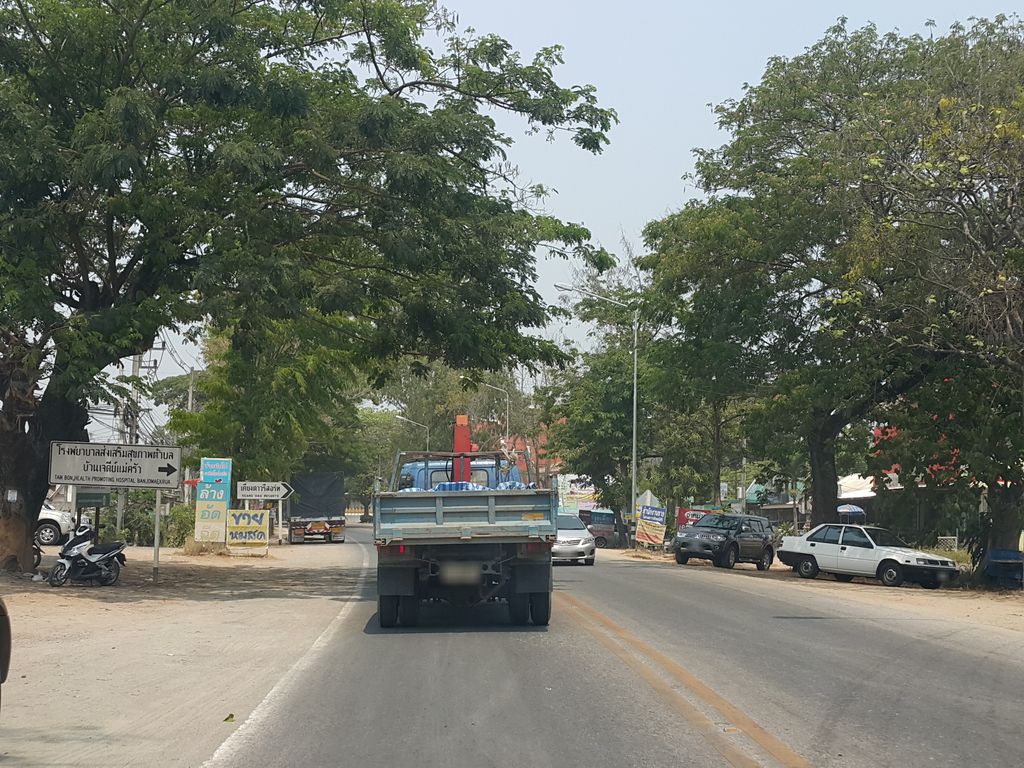 ภาพถนนตรงที่ ร้าน แซ่บยกครก ตั้งอยู่ ถ่ายโดย jrcarlsen พ.ศ. 2559 (2016) · A street-level view of where ร้าน แซ่บยกครก · Ran Saepyokkhrok stands, by jrcarlsen in 2559 (2016)
